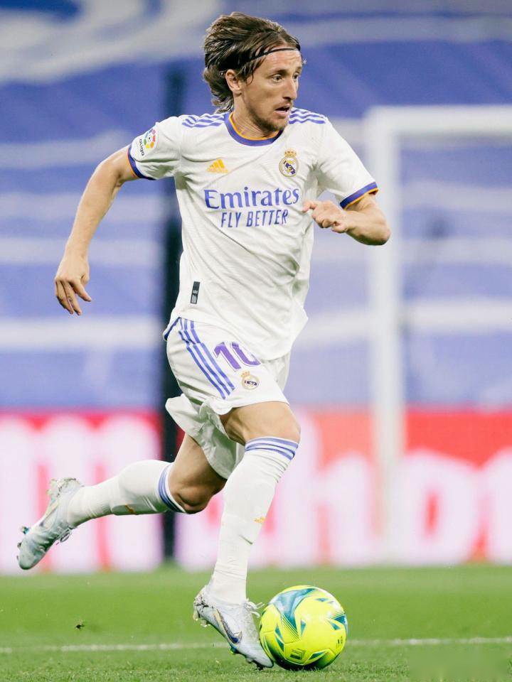 梅西没想到，C罗确认退役时间半月多，就做出与贝克汉姆一样选择